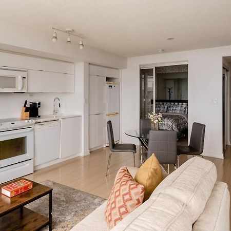 Stylish Downtown Lakeview Condo - One Free Parking Торонто Екстериор снимка