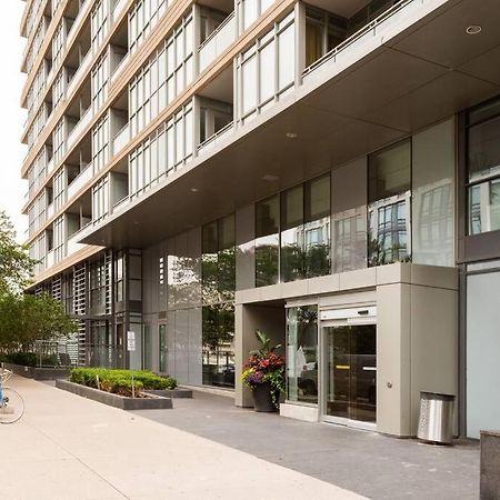 Stylish Downtown Lakeview Condo - One Free Parking Торонто Екстериор снимка