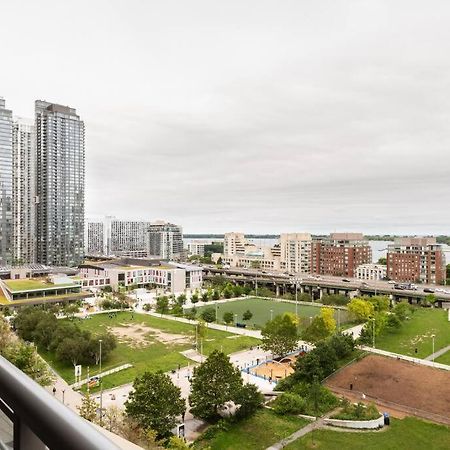 Stylish Downtown Lakeview Condo - One Free Parking Торонто Екстериор снимка