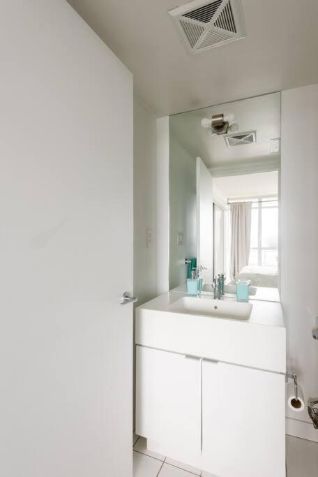 Stylish Downtown Lakeview Condo - One Free Parking Торонто Екстериор снимка