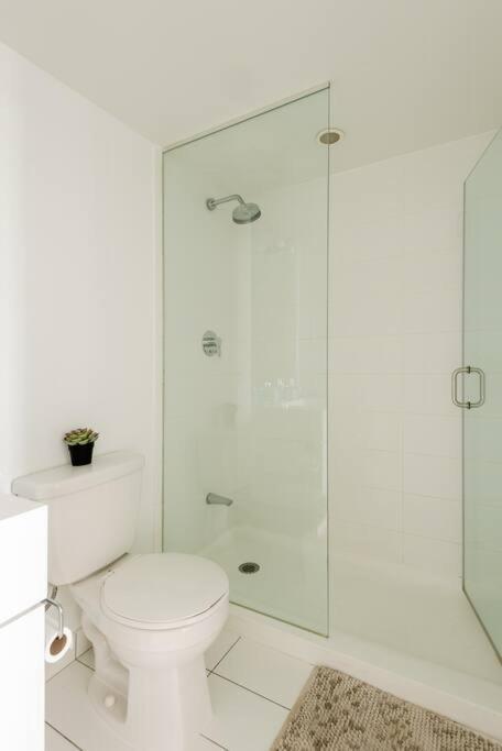 Stylish Downtown Lakeview Condo - One Free Parking Торонто Екстериор снимка