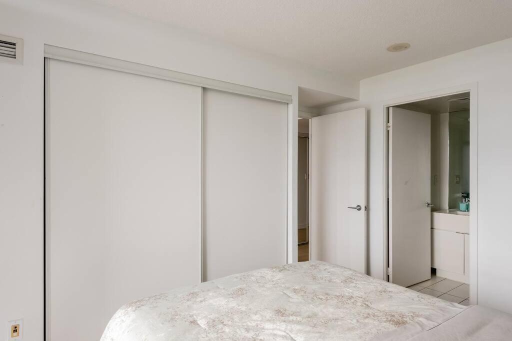 Stylish Downtown Lakeview Condo - One Free Parking Торонто Екстериор снимка
