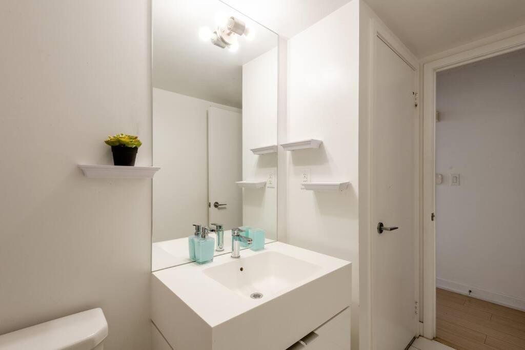 Stylish Downtown Lakeview Condo - One Free Parking Торонто Екстериор снимка