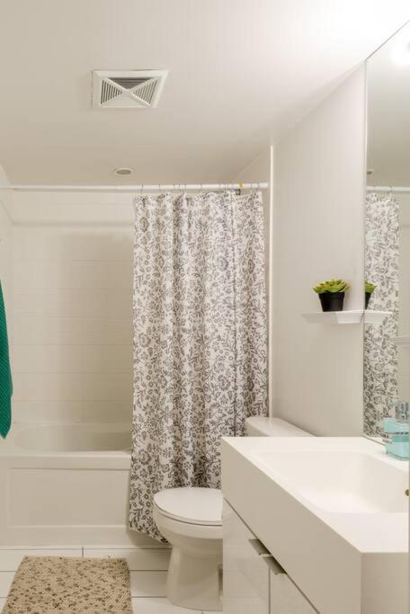 Stylish Downtown Lakeview Condo - One Free Parking Торонто Екстериор снимка