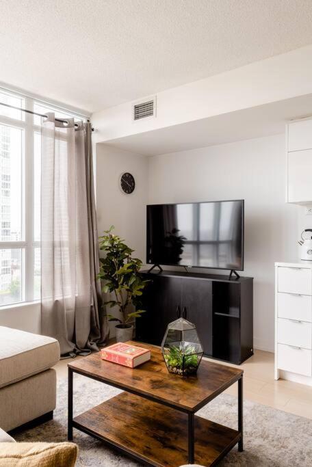 Stylish Downtown Lakeview Condo - One Free Parking Торонто Екстериор снимка