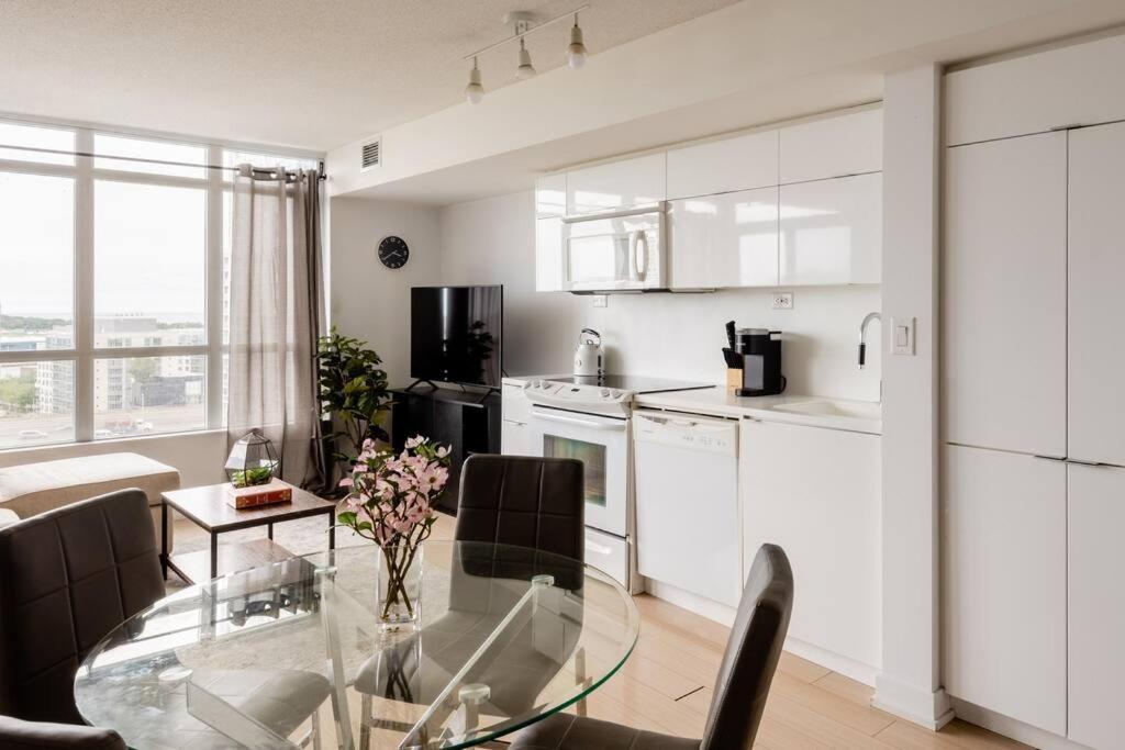 Stylish Downtown Lakeview Condo - One Free Parking Торонто Екстериор снимка
