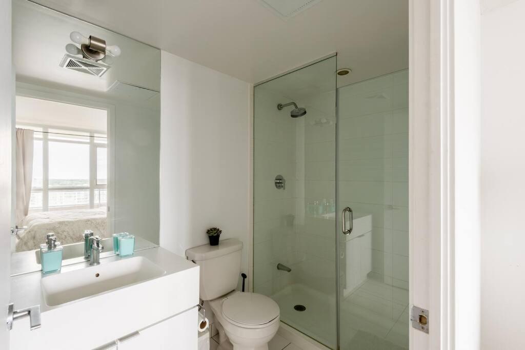 Stylish Downtown Lakeview Condo - One Free Parking Торонто Екстериор снимка