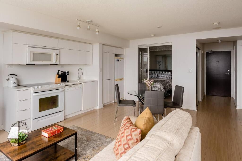 Stylish Downtown Lakeview Condo - One Free Parking Торонто Екстериор снимка