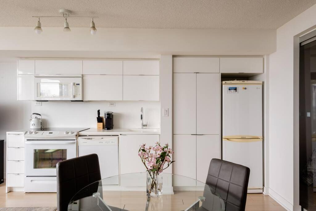Stylish Downtown Lakeview Condo - One Free Parking Торонто Екстериор снимка