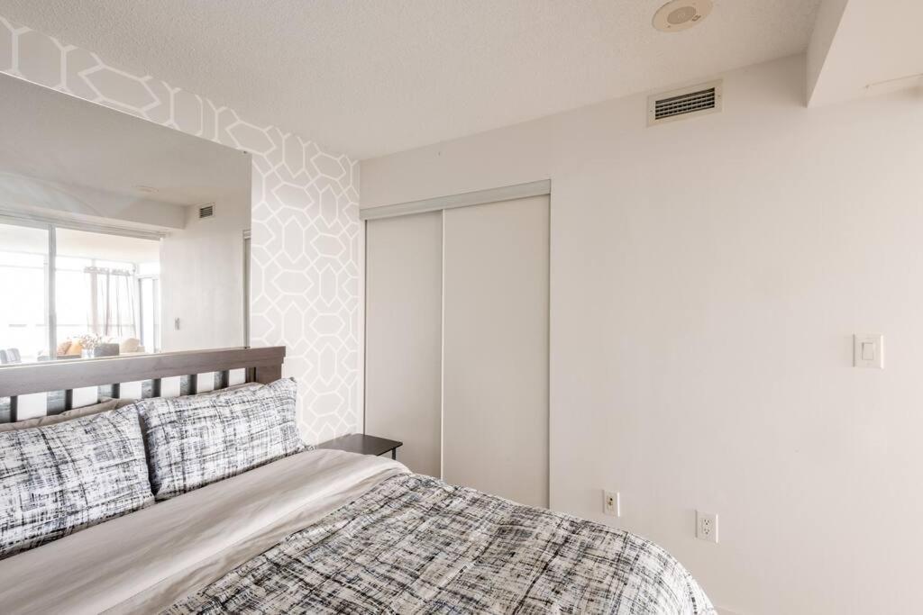Stylish Downtown Lakeview Condo - One Free Parking Торонто Екстериор снимка