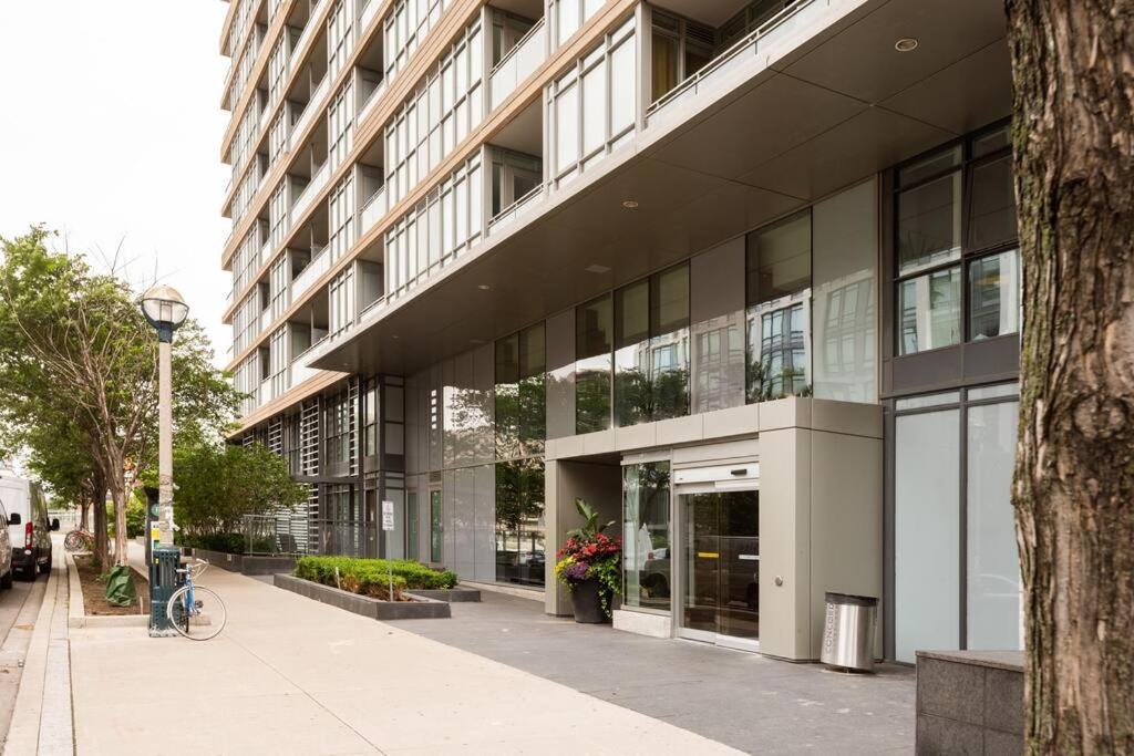 Stylish Downtown Lakeview Condo - One Free Parking Торонто Екстериор снимка