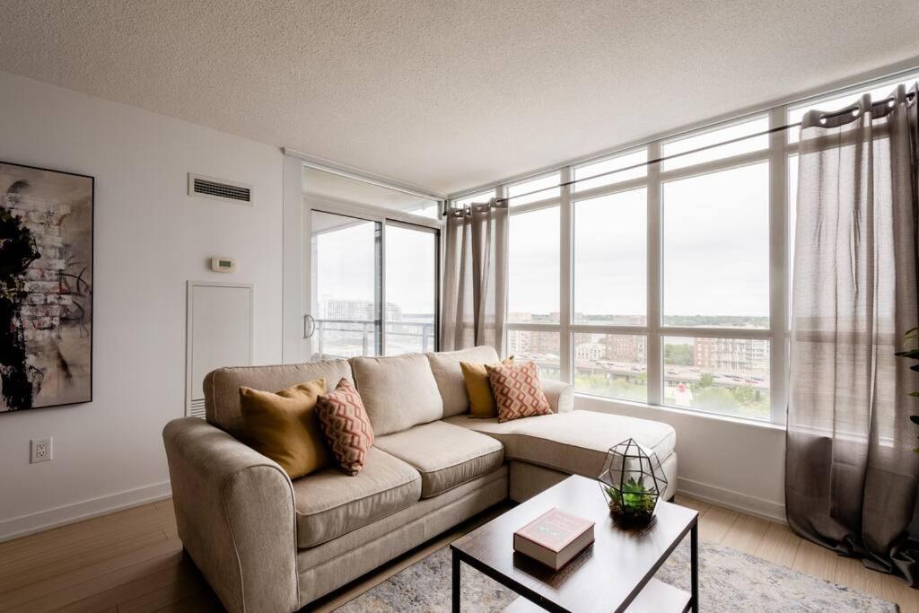 Stylish Downtown Lakeview Condo - One Free Parking Торонто Екстериор снимка