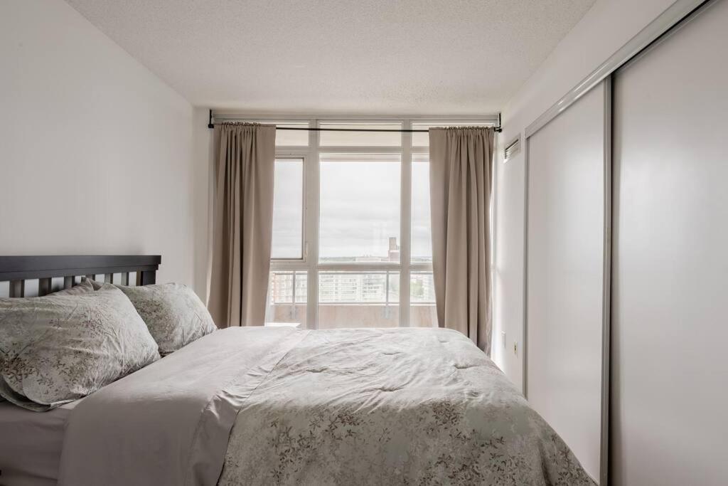 Stylish Downtown Lakeview Condo - One Free Parking Торонто Екстериор снимка