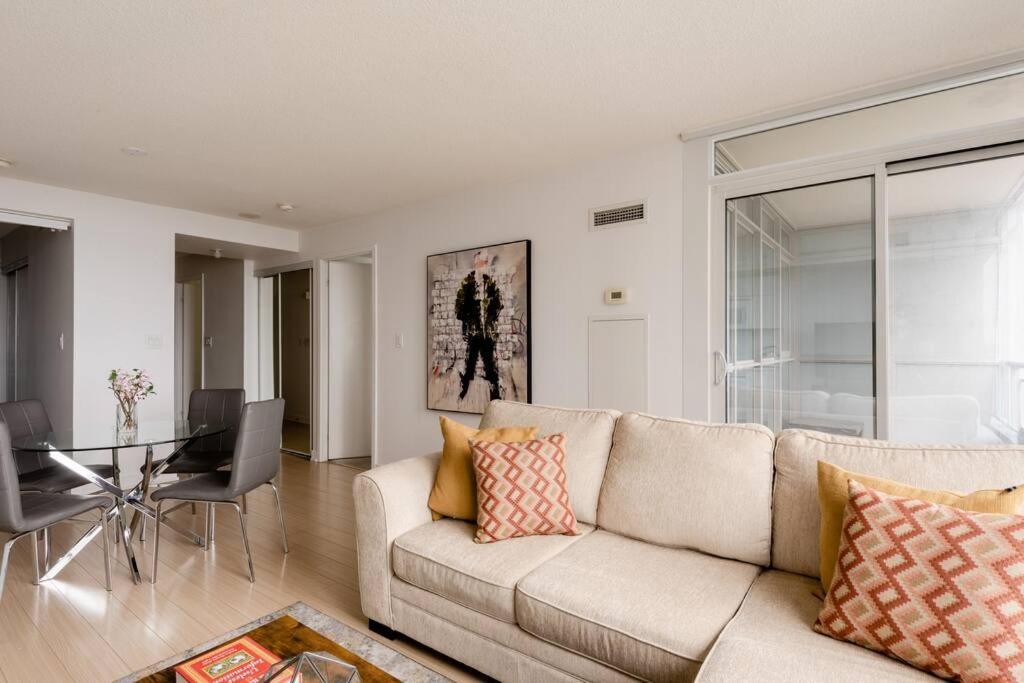 Stylish Downtown Lakeview Condo - One Free Parking Торонто Екстериор снимка