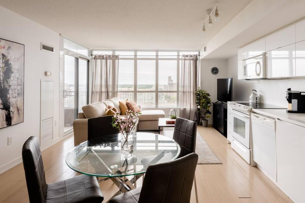 Stylish Downtown Lakeview Condo - One Free Parking Торонто Екстериор снимка