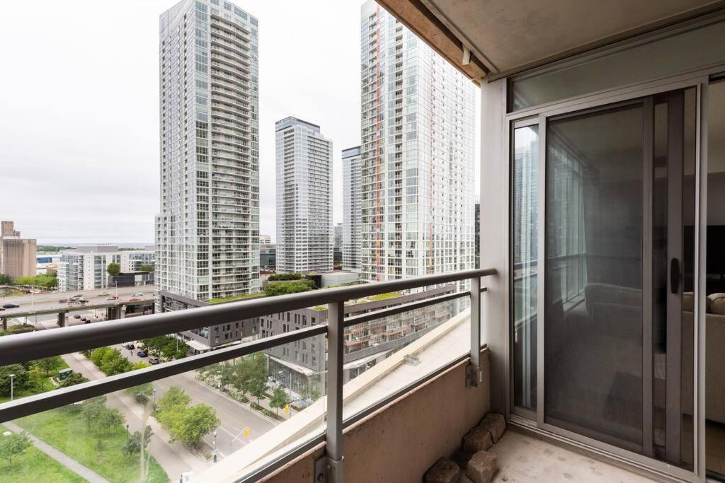 Stylish Downtown Lakeview Condo - One Free Parking Торонто Екстериор снимка