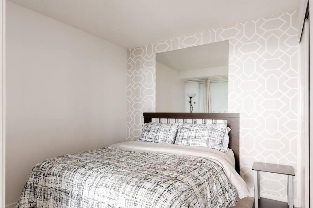 Stylish Downtown Lakeview Condo - One Free Parking Торонто Екстериор снимка
