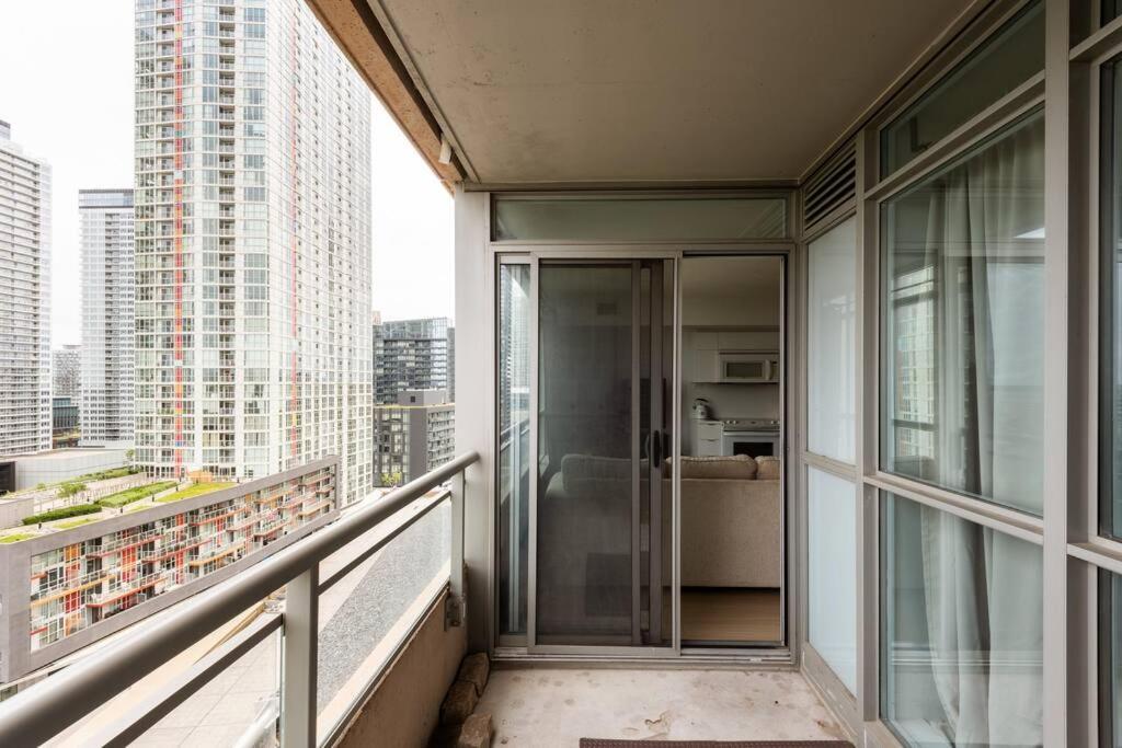 Stylish Downtown Lakeview Condo - One Free Parking Торонто Екстериор снимка