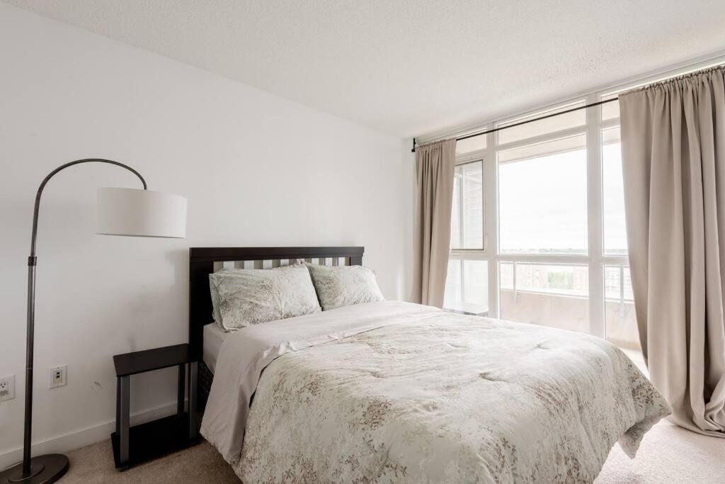 Stylish Downtown Lakeview Condo - One Free Parking Торонто Екстериор снимка