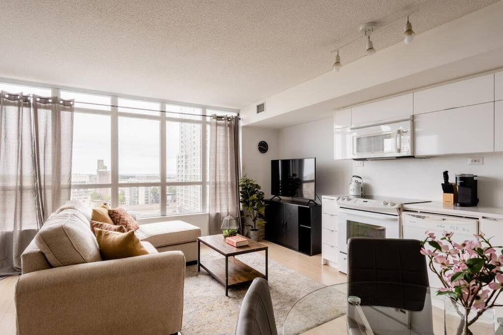 Stylish Downtown Lakeview Condo - One Free Parking Торонто Екстериор снимка