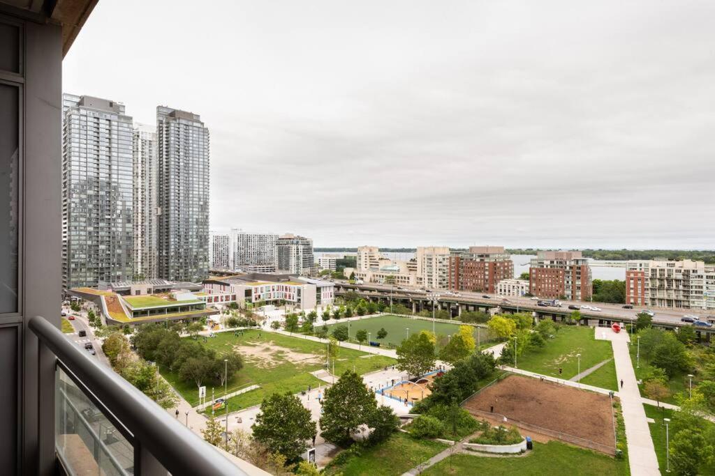 Stylish Downtown Lakeview Condo - One Free Parking Торонто Екстериор снимка